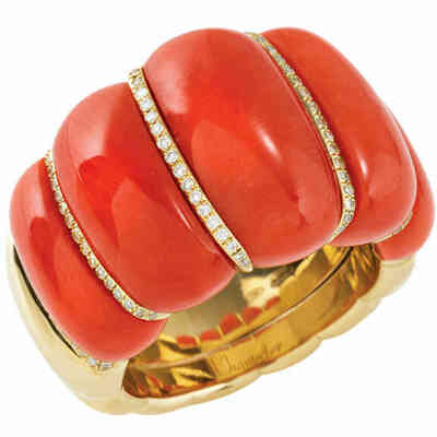 Anello Chantecler a fascia in oro giallo diamanti e corallo Anello Chantecler a fascia in oro giallo diamanti e corallo