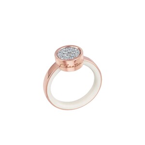 Anello Chantecler Paillettes in oro rosa con bottone centrale in pavè diamanti bianchi e smalto bianco interno Anello Chantecler Paillettes in oro rosa con bottone centrale in pavè diamanti bianchi e smalto bianco interno