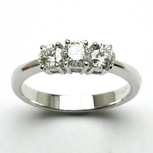 Anello Damiani trilogy in oro bianco con diamanti Anello Damiani trilogy in oro bianco con diamanti