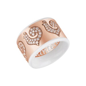 Anello fascia Chantecler Carousèl in oro rosa galli in pavè e smalto bianco Anello fascia Chantecler Carousèl in oro rosa galli in pavè e smalto bianco