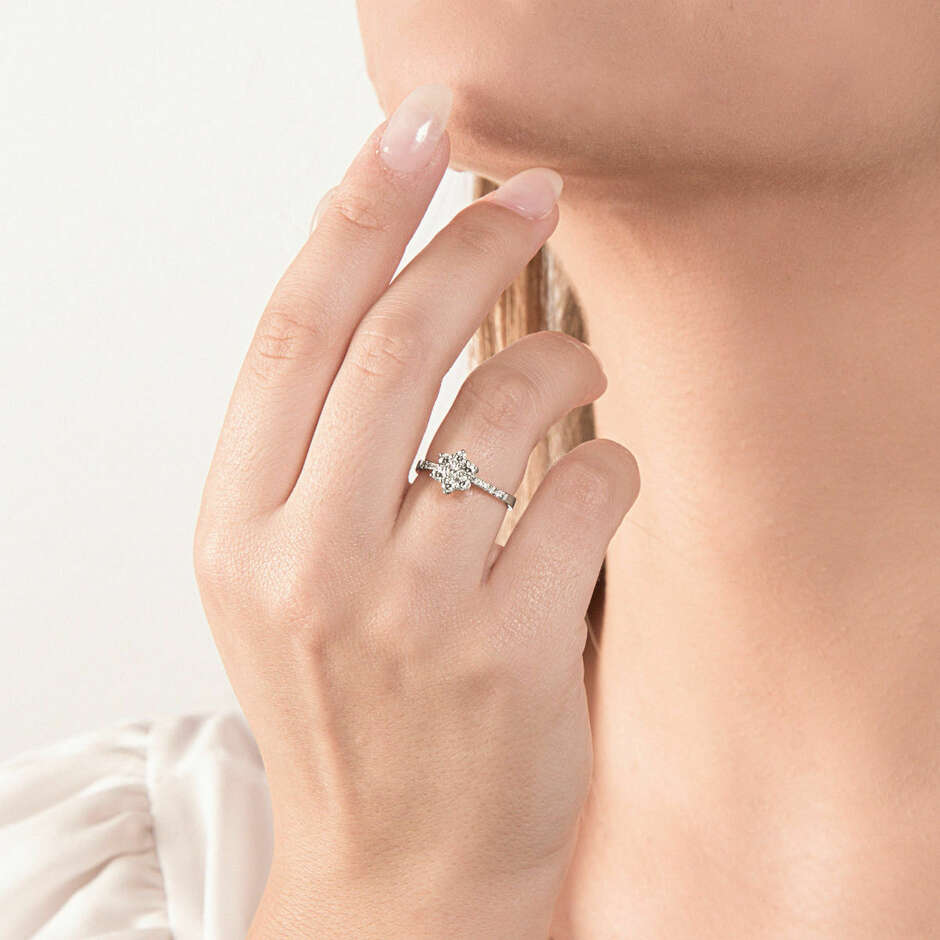Anello Mirco Visconti a forma di fiore in oro bianco e brillanti