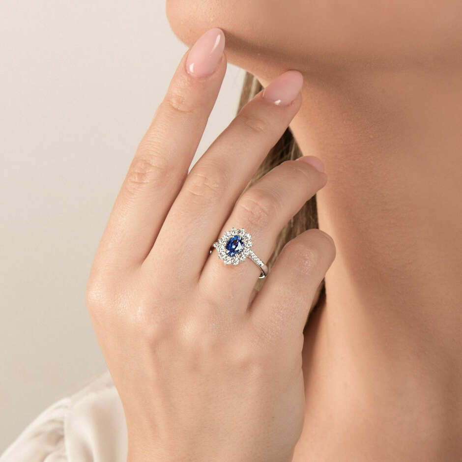 Anello Mirco Visconti con zaffiro blu e contorno di diamanti