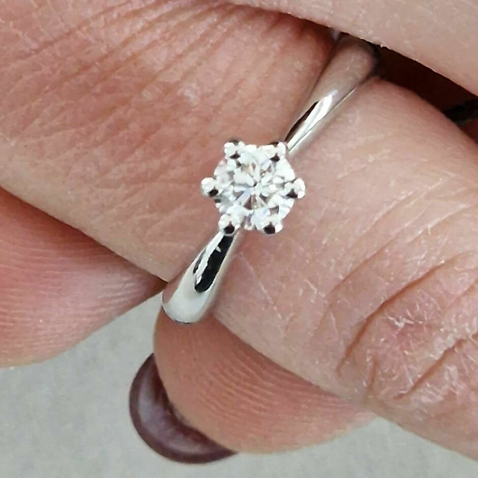 Anello solitario Damiani Elettra con diamante