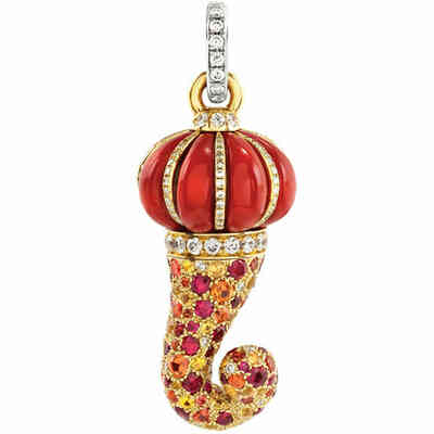 Ciondolo Chantecler Corno in oro diamanti zaffiri rubini e corallo con diamanti Ciondolo Chantecler Corno in oro diamanti zaffiri rubini e corallo con diamanti