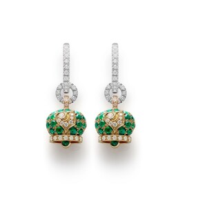 Monorecchino Chantecler campanella piccola in oro giallo e smeraldi galletto in oro bianco e diamanti bianchi Monorecchino Chantecler campanella piccola in oro giallo e smeraldi galletto in oro bianco e diamanti bianchi