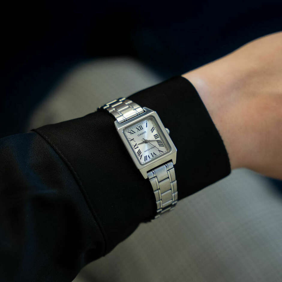 Orologio Casio rettangolare da donna in acciaio solo tempo